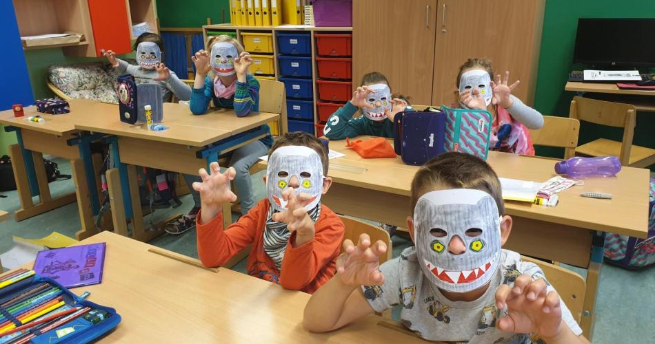 Die Ersterler mit ihren Monster-Mam-Masken.